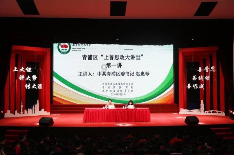 大老虎在水里泡澡,还抱住球防止自己沉下去